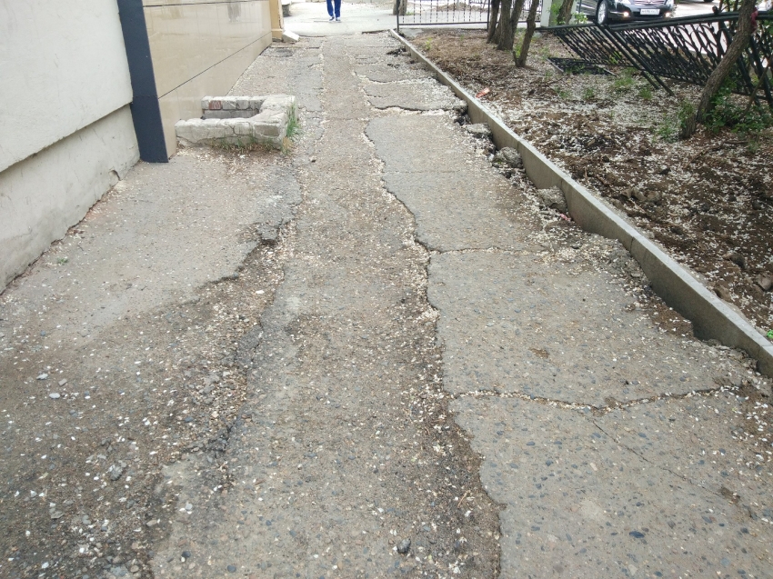 Разбитый тротуар на улице Столярова в Чите отремонтируют вместе с дорогой в рамках нацпроекта